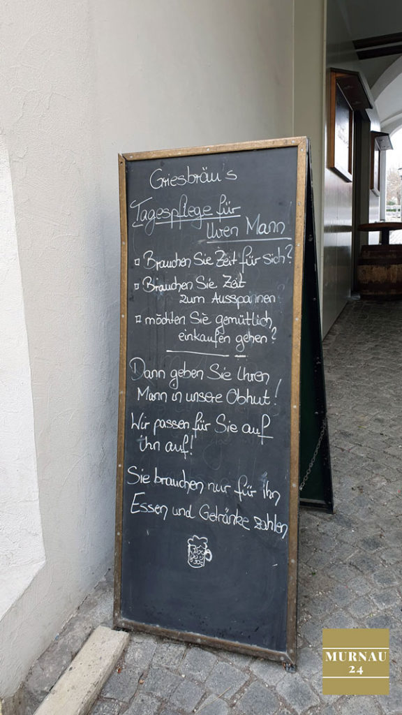 Tafel gibt Auskunft über aktuelle Aktion im Grießbräu in Murnau